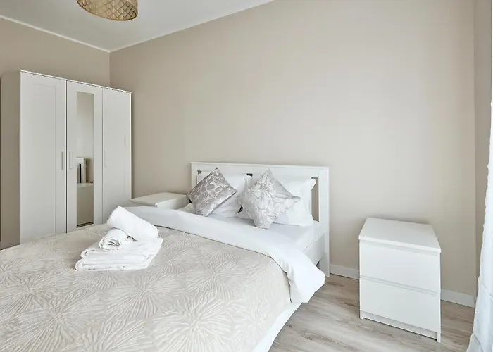 Airport Comfort By Bookinghost Apartment *